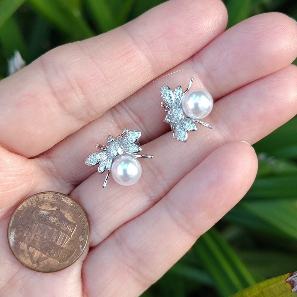 NEW! BEE faux pearl stud earrings - Picture 10 of 10